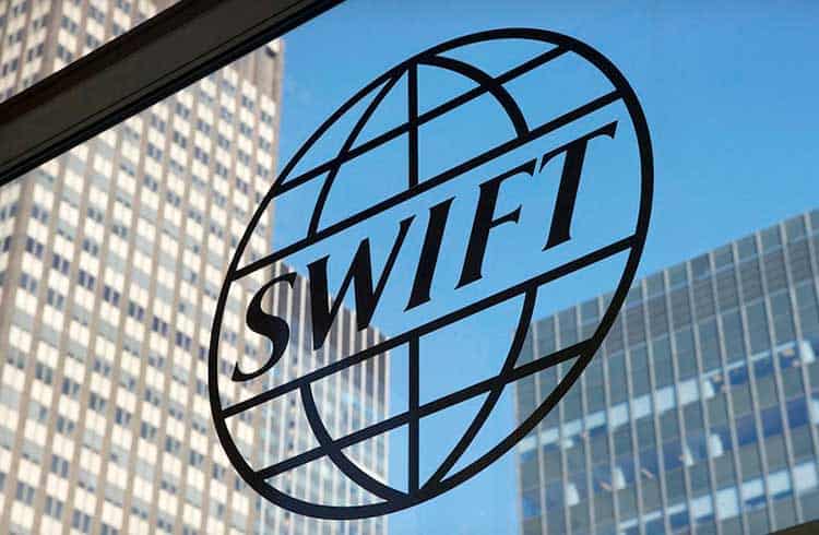 SWIFT iniciará pruebas con criptoactivos en 2025, con participación de bancos globales