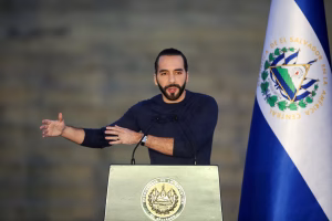 El Salvador podría acelerar la compra de Bitcoin tras acuerdos con el FMI