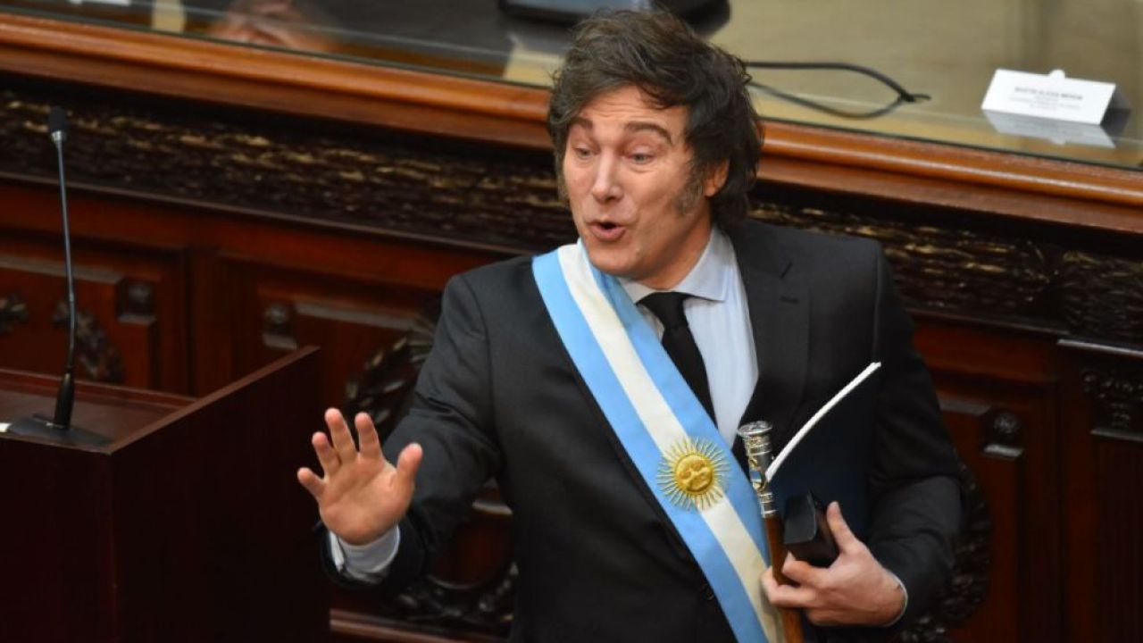 Javier Milei anuncia la llegada de la libre competencia de monedas en Argentina para 2025