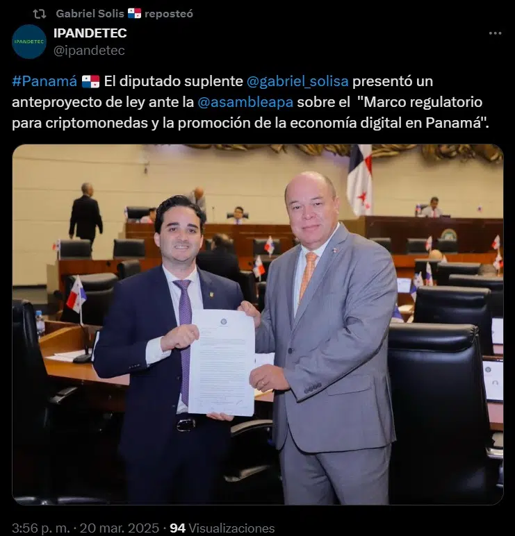La Asamblea Nacional de Panamá ha vuelto a poner las criptomonedas en el centro del debate legislativo con un nuevo anteproyecto de ley que busca establecer un marco regulatorio sobre los criptoactivos. Esta iniciativa, presentada recientemente por el diputado suplente Gabriel Solís, busca crear un entorno de seguridad jurídica y transparencia que promueva el uso de las criptomonedas y la economía digital en el país.

El objetivo: atraer inversiones y generar empleos

Solís destacó que las criptomonedas ya no deben verse como una tecnología del futuro, sino como una realidad que está marcando el presente. En su intervención, subrayó que varios países de América Latina ya han avanzado en la creación de regulaciones en este ámbito, y Panamá, por su posición geográfica estratégica, no puede quedarse atrás.

“Presento ante este pleno un anteproyecto de ley visionario que busca crear un marco regulatorio para el uso de criptomonedas y la promoción de la economía digital en Panamá. No estamos hablando del futuro, estamos hablando del presente. Buscamos desarrollar estas tecnologías con seguridad jurídica, transparencia y, por supuesto, con el objetivo de atraer inversiones y fomentar el crecimiento económico”, señaló el diputado Solís.

Historia de intentos fallidos

Cabe mencionar que esta no es la primera vez que se presenta una propuesta de regulación para los criptoactivos en Panamá. En 2022, un proyecto de ley similar fue presentado en la Asamblea Nacional con el objetivo de establecer una base legal para las criptomonedas, los tokens autorizados y las billeteras digitales. Sin embargo, la iniciativa fue rechazada. En ese mismo período, la ex diputada Cenobia Vargas propuso su propio esquema de regulación, enfocándose en el uso de los criptoactivos como método de pago.

El proyecto más sonado fue la llamada "Ley Cripto" impulsada por Gabriel Silva, que fue aprobada en tercera discusión, pero finalmente vetada por el expresidente Laurentino Cortizo, quien expresó preocupaciones sobre las posibles implicaciones regulatorias y el alcance de la ley.

Un camino hacia la modernización del sistema financiero

Más allá del debate legislativo, la necesidad de una regulación clara también es respaldada por expertos del sector financiero. Durante un conversatorio en octubre de 2024, el especialista Alfredo Muñoz destacó que la regulación no solo aportaría mayor supervisión, sino que optimizaría las transacciones, permitiendo un mayor acceso a los servicios financieros.

Si Panamá logra establecer reglas claras para el uso de criptomonedas, el país podría modernizar su infraestructura de pagos, facilitando el acceso a servicios financieros a ciudadanos y empresas sin depender exclusivamente del sistema bancario tradicional. Esto reduciría costos y agilizaría las transacciones, lo que podría fortalecer la economía digital del país.

En este contexto, la experiencia de El Salvador en la implementación de regulaciones favorables para las criptomonedas podría servir como modelo para Panamá, garantizando la innovación sin poner en riesgo la estabilidad financiera.

El avance de esta propuesta legislativa, sumado a la creciente importancia de las criptomonedas en el mercado global, marca un momento crucial en la política económica de Panamá.