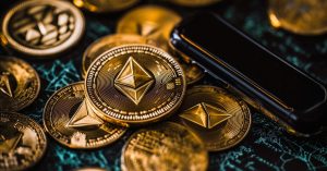 Ethereum en riesgo con movimientos de ballenas y ETFs – Análisis