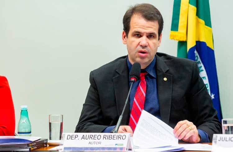Deputado Aureo Ribeiro coleta assinaturas em tentativa de instaurar uma "CPI das criptomoedas"