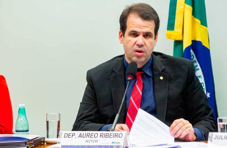 Deputado Aureo Ribeiro cria formulário denúncias sobre pirâmides financeiras