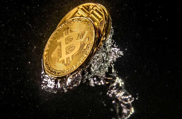 Bitcoin é cotado abaixo dos US$8 mil; Mercado de criptoativos acompanha queda