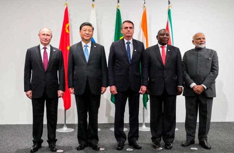 BRICS considera criptomoeda para facilitar o comércio e reduzir a dependência ao dólar