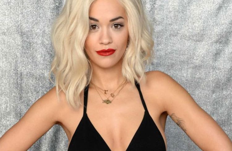 Rita Ora aparece usando filtro de Bitcoin no Instagram