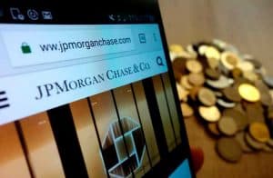 Banco JPMorgan emite relatório sobre valor intrínseco do Bitcoin e alerta para "risco de queda"