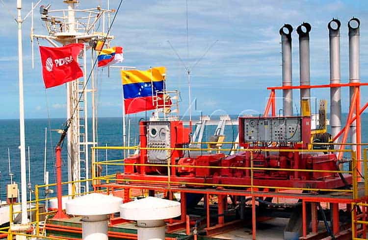 Exigência por pagamento em Petro faz compradores de petróleo venezuelano recuarem