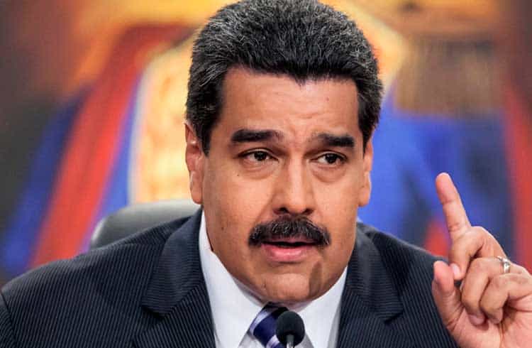 Maduro ordena que petroleira estatal venda 4,5 milhões de barris em Petro