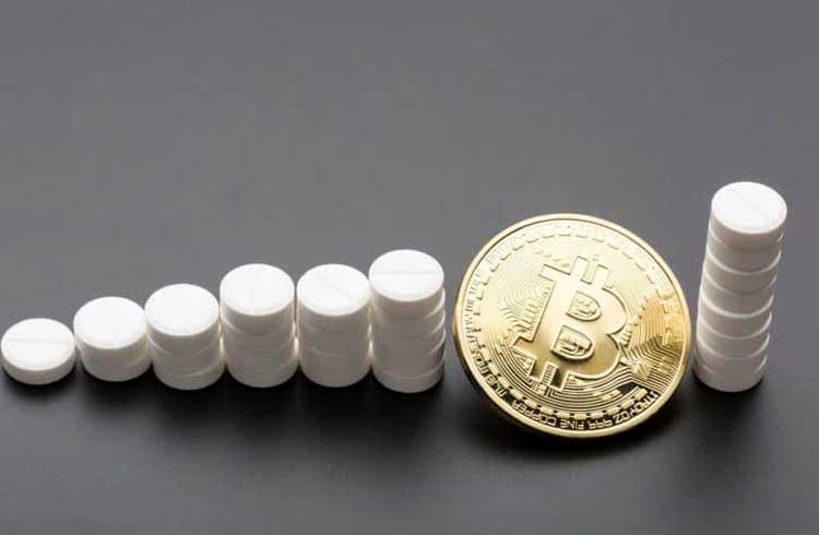 Mulher é acusada de vender narcóticos em troca de Bitcoin nos EUA