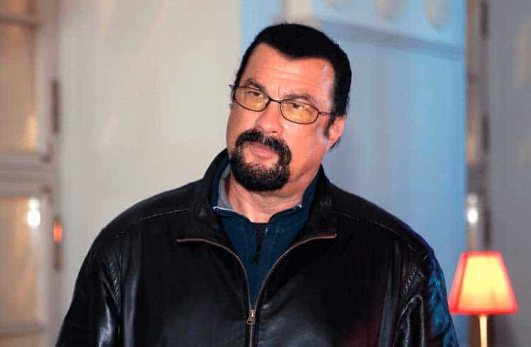 Ator Steven Seagal é multado pela SEC por divulgar a oferta de Bitcoin