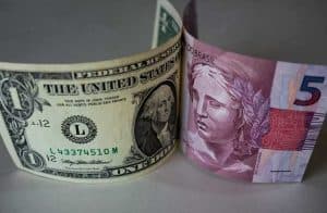 Dólar registra o maior valor da história no Brasil, R$5 e "segura" queda no Bitcoin