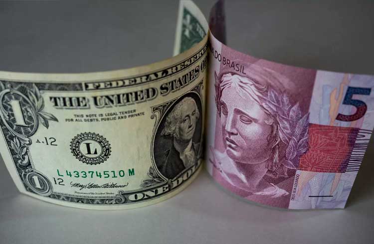 Dólar registra o maior valor da história no Brasil, R$5 e "segura" queda no Bitcoin