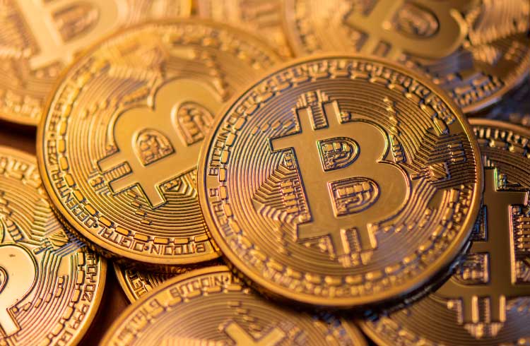 Bitcoin atinge US$ 7.100 e mercado de criptomoedas avança