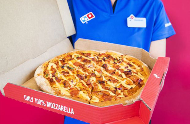 Exchange brasileira firma parceria solidária com a Domino's para entregar pizzas no Pizza Day