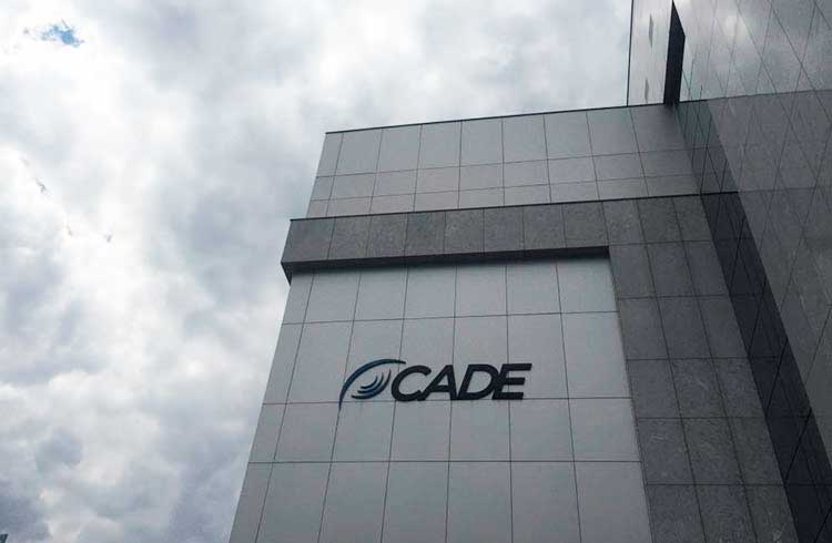 Conselheira do CADE entende que fechar contas de exchanges é ilegal