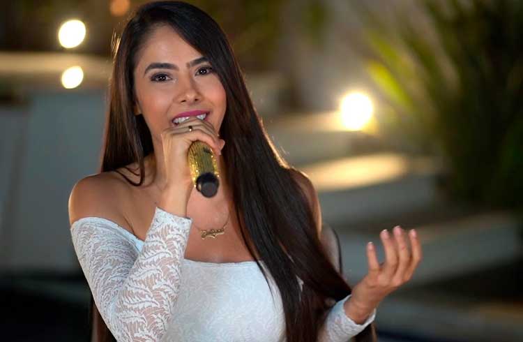 Cantora Juliana Bonde divulga robô de investimento em Bitcoin que promete retorno de até 10% ao dia