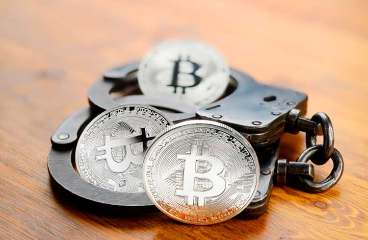 Funcionário de banco desvia milhões para investir em Bitcoin e acaba preso