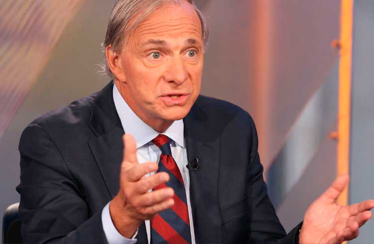 Fuja do dólar e diversifique, afirma Ray Dalio em evento