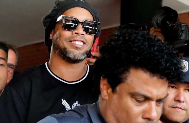 Ainda suspeito de aplicar golpes com Bitcoin, Ronaldinho é liberado da prisão no Paraguai