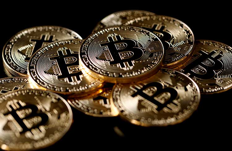 Bitcoin volta aos R$ 62.000 com queda do dólar; Ethereum valoriza 5%