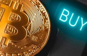 Especialista revela melhor dia e horário para fazer trade de Bitcoin