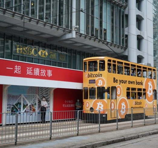 Ônibus com campanha do BTC em frente ao HSBC