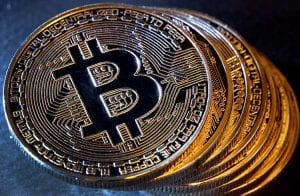 Bitcoin quase nos R$ 57.000 enquanto Binance Coin avança 4%
