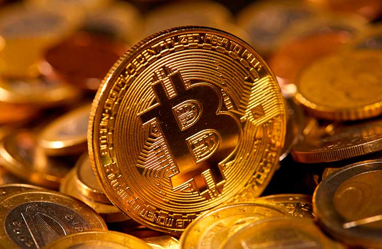 Bitcoin se segura em R$ 57.000 enquanto altcoins derretem