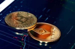 Bitcoin e Ethereum resistem enquanto dólar declina com eleições dos EUA