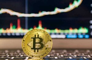 Especialista explica alta recente do Bitcoin e de outros ativos
