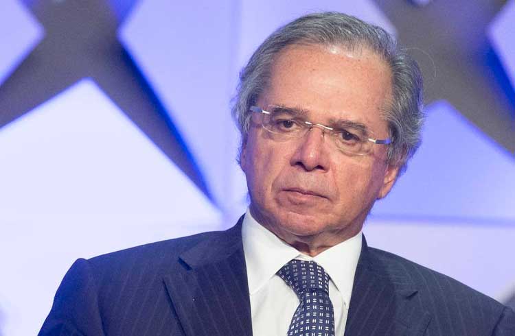 PIX: Paulo Guedes quer taxar transações no novo sistema