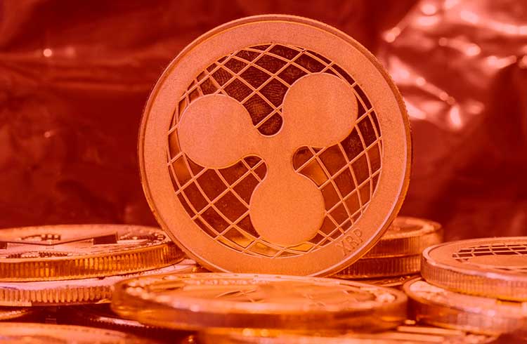 Bitcoin próximo dos R$ 121 mil e XRP perde 15%