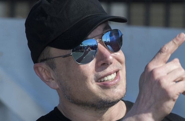 Elon Musk inclui Bitcoin em descrição no Twitter e criptomoeda dispara