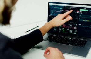 Trader indica criptomoedas de alto e baixo risco para investir