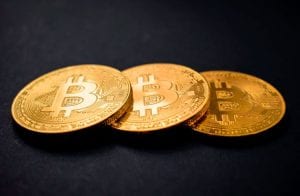 Autoridade diz: Bitcoin é rival de ouro, mas não do dólar