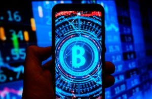 Tesla investe R$ 7,5 bilhões em Bitcoin e causa nova máxima