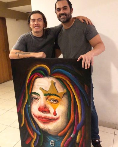 Fernando Quevedo presenteia o comediante Whindersson Nunes. Fonte: Fernando Quevedo