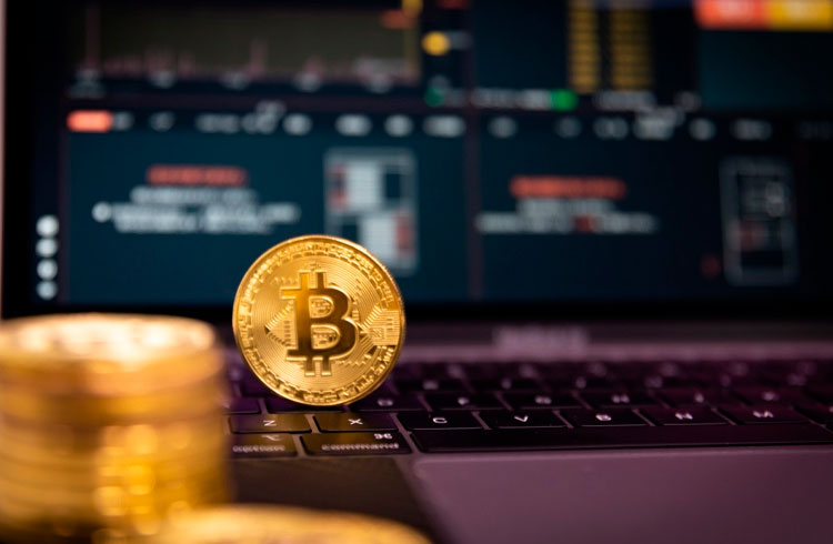 Bitcoin corrige 6% e algumas criptomoedas seguem; XRP avança 7,8%