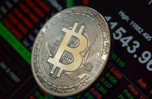 Bitcoin tenta voltar aos R$ 300.000; NEM já acumula alta de 46,5%