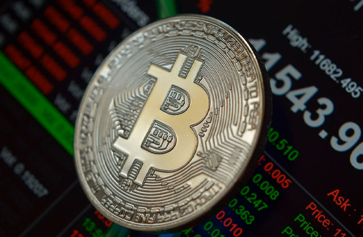 Bitcoin tenta voltar aos R$ 300.000; NEM já acumula alta de 46,5%