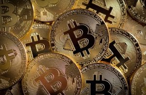 Investidor paga 5 vezes mais caro por Bitcoin em leilão do governo