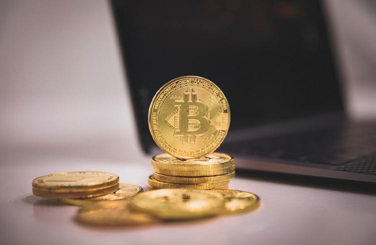 Bitcoin volta aos US$ 37.000; Ethereum e XRP exibem altas
