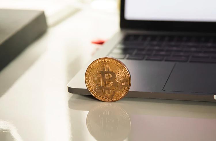 Bitcoin se segura em suporte; ADA e DOGE disparam mais de 10%