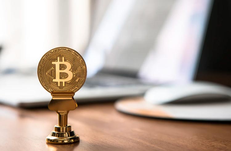 Bitcoin valoriza 8% e se destaca do restante das criptomoedas