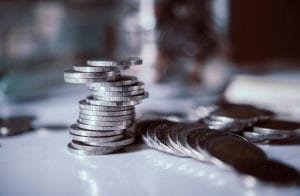 Investidor saca dinheiro do banco e substitui por stablecoins