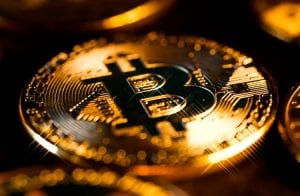 Bitcoin segue lateralizado e criptomoedas exibem quedas