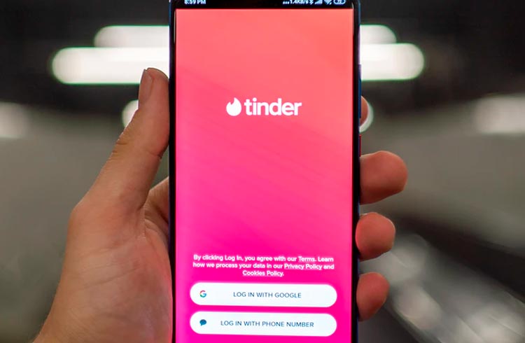 Homem usa Tinder para aplicar golpes com Bitcoin