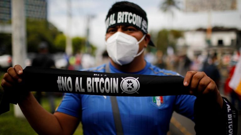 Homem vende badanas que dizem: "Não ao Bitcoin". Copyright Jose Cabezas/Reuters