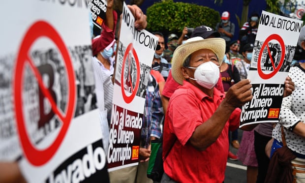 Protesto em San Salvador na sexta-feira contra a introdução do Bitcoin como moeda legal. Fonte: Marvin Recinos/AFP